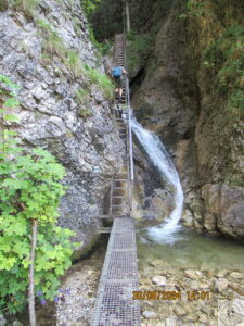 Janosikove Diery za każdym zakrętem wodospad