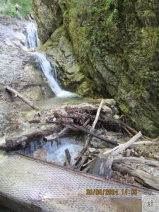 Janosikove Diery za każdym zakrętem wodospad